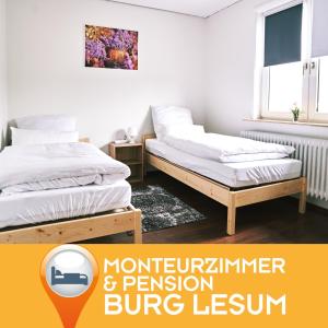 不莱梅Pension & Monteurwohnungen Burglesum Bremen的卧室设有两张单人床,可预订