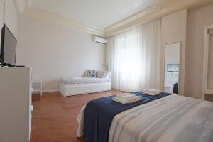 阿格里真托Profumo di Zagara - Locazione turistica的一间卧室配有一张床和一张沙发