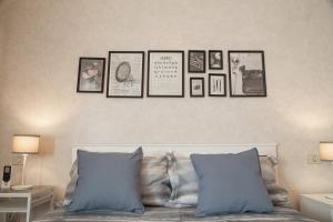 阿格里真托Profumo di Zagara - Locazione turistica的一组在床上方墙上的帧图片