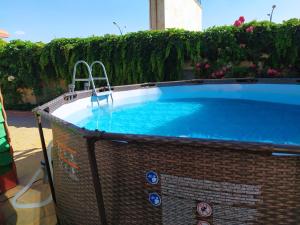 Almenara de TormesCasa Almenara的一座大游泳池,位于一个有砖墙的庭院内