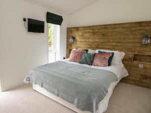 拉尼德洛伊斯Ash Lodge的一间卧室配有一张木墙床