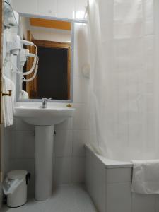 坎加斯-德奥尼斯罗斯罗布雷斯酒店的白色的浴室设有水槽和镜子