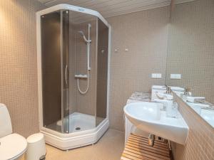 派尔努Pärnu Ranna Residents的带淋浴、盥洗盆和卫生间的浴室
