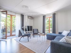 派尔努Pärnu Ranna Residents的客厅配有蓝色的沙发和椅子