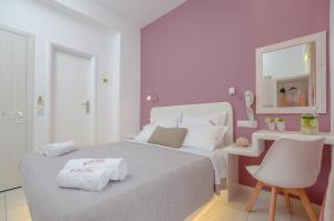 纳克索乔拉Panormos Hotel and Studios的卧室配有白色的床和白色的书桌。