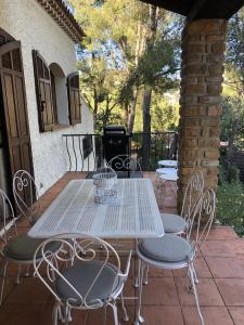 邦多勒Villa provençale – grand jardin - 2 chambres的庭院里的白色桌椅