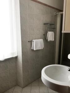 莱万托阿菲塔卡马雷莫尼卡旅馆的带浴缸、水槽和毛巾的浴室