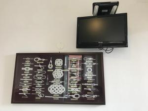 莱万托阿菲塔卡马雷莫尼卡旅馆的墙上有标志的墙壁和电视机
