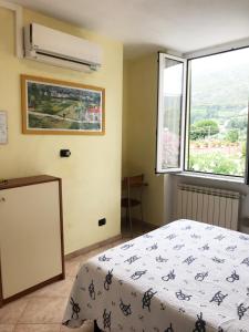 莱万托阿菲塔卡马雷莫尼卡旅馆的一间卧室设有一张床和一个窗口