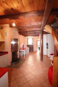 梅尔戈佐La casa del Mamao的一间厨房和带木制天花板的用餐室