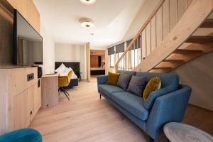 加尔盖伦布拉达贝拉蒙塔丰酒店的客厅设有蓝色的沙发和楼梯。