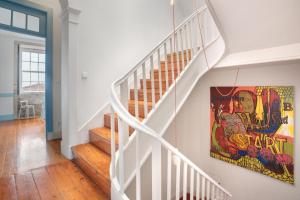 波尔图Own Places Clérigos Apartments的墙上画的楼梯