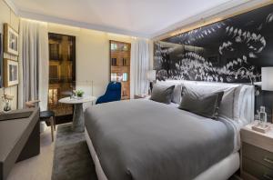 巴塞罗那巴塞罗那第一GL酒店的酒店客房设有一张大床和一张书桌。