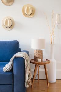 波尔图Own Places Clérigos Apartments的客厅配有蓝色的沙发和桌子