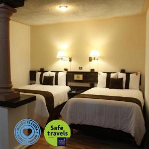 贾拉普米西翁哈拉帕拉斯公约广场酒店的一间酒店客房,房间内设有两张床