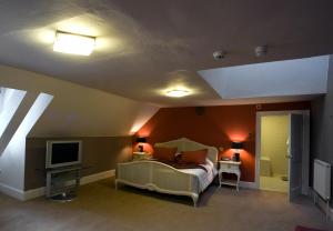 诺丁汉考维克大厅酒店的一间卧室配有一张床,并在一间客房内配有电视。