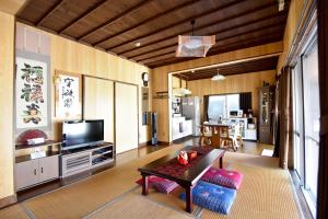名户Nago - House - Vacation STAY 88505的带沙发和电视的客厅