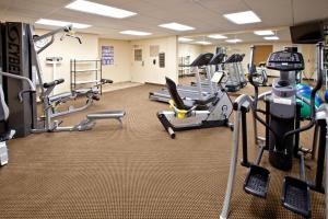 Radcliff雷德克里夫诺克斯堡烛木套房酒店的健身房设有数台跑步机和有氧运动器材