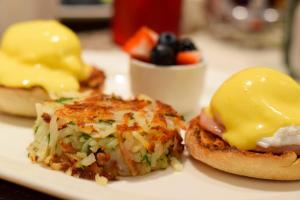 克利夫兰克利夫兰洲际酒店的盘子,包含两个早餐三明治,包括奶酪和蔬菜