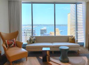 西雅图Lotte Hotel Seattle的带沙发和大窗户的客厅