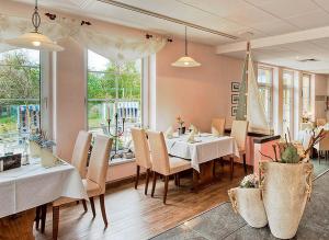 格拉尔-米里茨杜奈海景酒店的一间带桌椅和窗户的用餐室