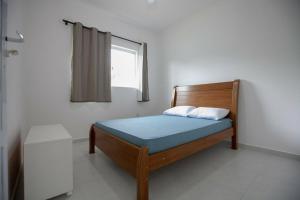 乌巴图巴Recanto do Camargo的一间小卧室,配有一张带窗户的床