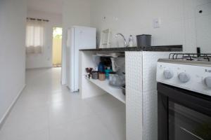 乌巴图巴Recanto do Camargo的厨房配有炉灶和白色冰箱。