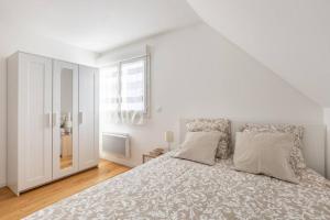 OsnyGRAND CONFORT, Appartement Osny的白色的卧室设有一张大床和一个窗户