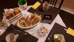皮耶迪卢科Il Girasole del Lago的一张桌子,上面有一盘食物和一盘面包