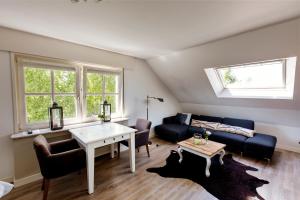 贝弗韦克B&B Wijk aan Duin的客厅配有沙发和桌子