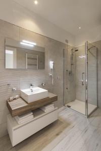 斯波莱托Gli Archi Spoleto的一间带水槽和淋浴的浴室
