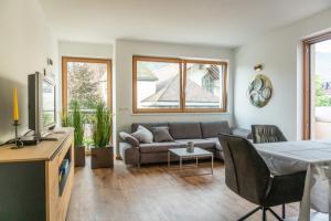 拉古多Ferienwohnung mit Garage, Fahrradraum und sehr großer sonnenverwöhnten Terrasse的客厅配有沙发和桌子