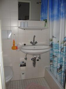 什未林豪斯法芬迪克酒店的一间带水槽和卫生间的浴室