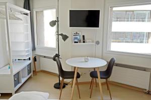 圣莫里茨Modernes Studio im Hotspot für 2 Personen - C2的小房间设有桌子和两把椅子