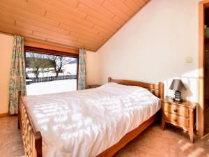 AmelscheidComfortable Holiday Home in St Vith的一间卧室设有一张床和一个窗口