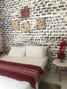 萨尔瓦多巴拉青年旅舍的砖墙房间的一个床位