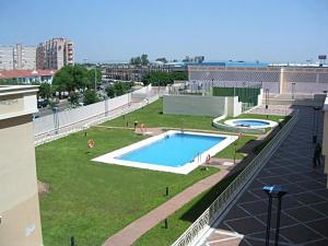 塞维利亚Edificio Luxsevilla的大楼屋顶上的大型游泳池