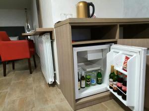 诺维萨德丰塔纳酒店的配有饮料的开放式冰箱