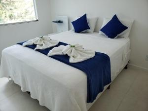 布希奥斯Guest House Forno的一间卧室配有两张带蓝白色床单的床