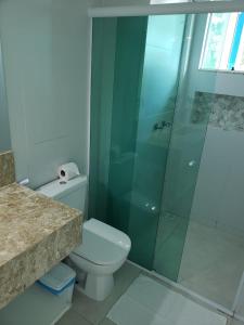 布希奥斯Guest House Forno的一间带卫生间和玻璃淋浴间的浴室