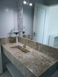 布希奥斯Guest House Forno的一间带大理石水槽和镜子的浴室
