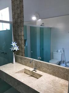 布希奥斯Guest House Forno的浴室设有盥洗盆、镜子和卫生间