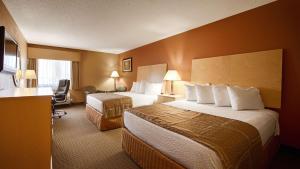 帕迪尤卡帕迪尤卡贝斯特韦斯特酒店的酒店客房配有两张床和一张书桌