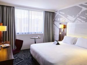特尔福德Mercure Telford Centre Hotel的一间设有大床和窗户的酒店客房