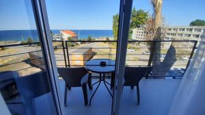 南埃福列Vila Tropicana的一个带桌椅的海景阳台