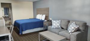 橙县Economy Inn Motel的酒店客房设有一张沙发和一张床
