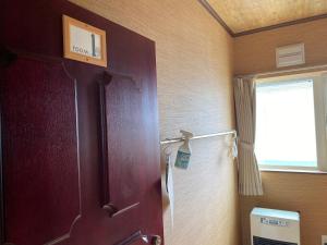 根室市Guest House Nemuroman的浴室设有门、窗户和窗户