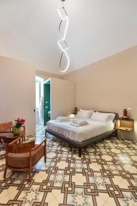 普蒂尼亚诺Dimora Clementina的一间卧室配有一张大床和一张桌子