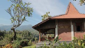 新加拉惹香缇天然全景酒店的一座小砖砌建筑,享有山景