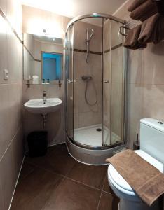 巴黎里特雷吉纳酒店的带淋浴、卫生间和盥洗盆的浴室